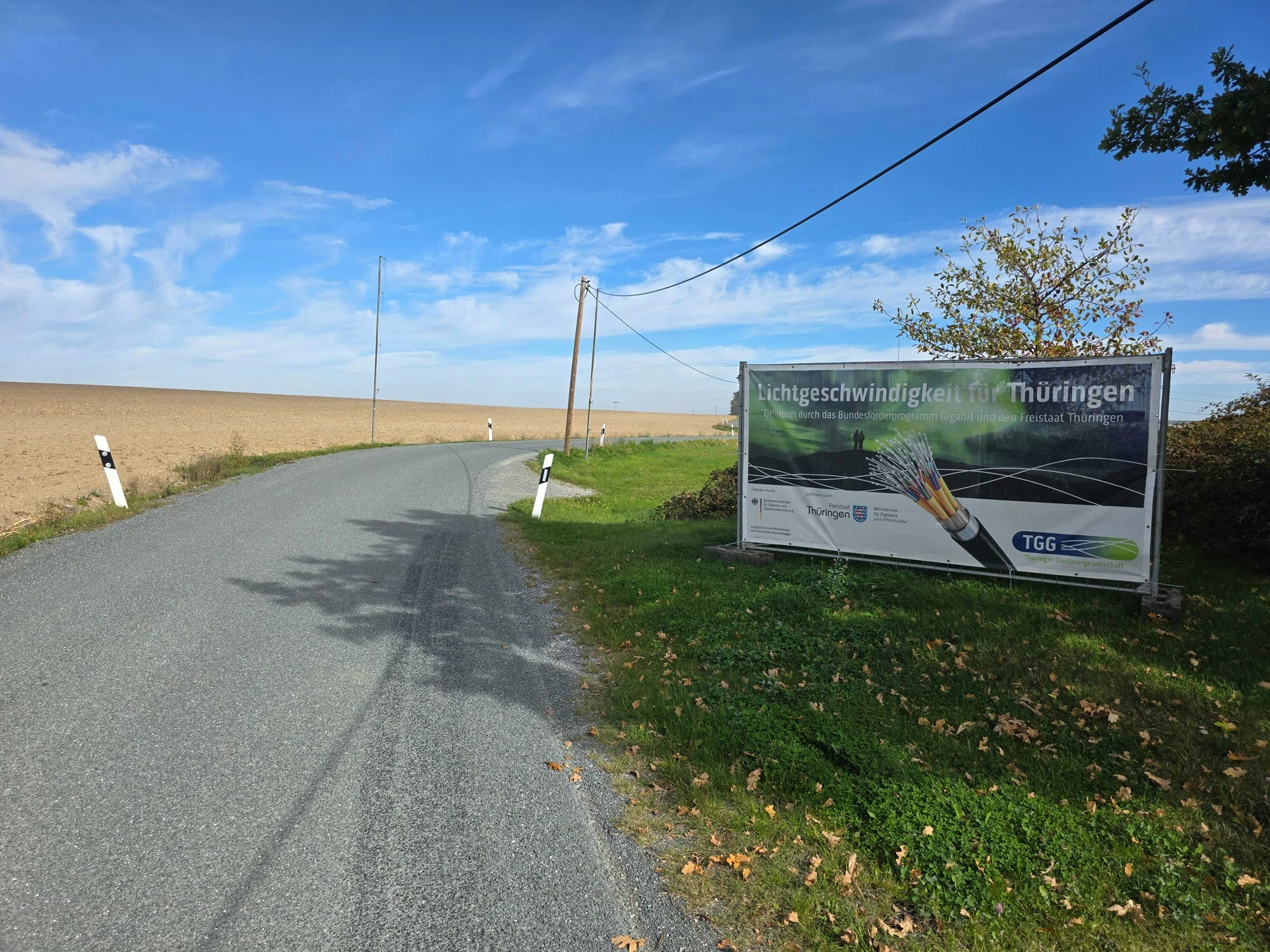 Baustart in Burkersdorf: Ankündigungsbanner für den Glasfaserausbau in Ostthüringen Cluster 4