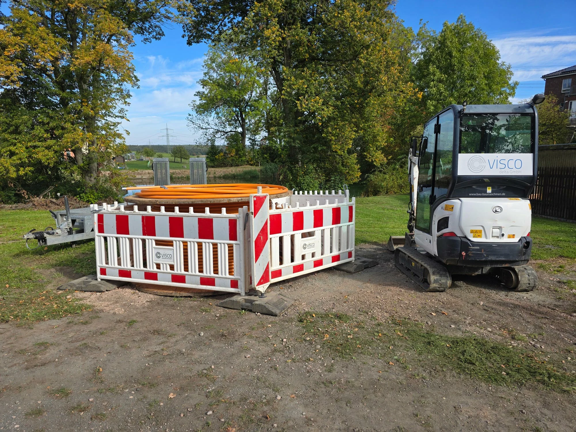 Baustart in Burkersdorf: Für den Glasfaserausbau rollen die ersten Bagger an